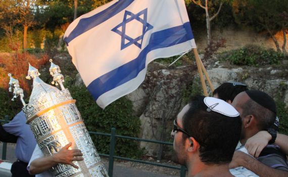 לראשונה בכנסת: כתיבת אותיות והכנסת ס"ת