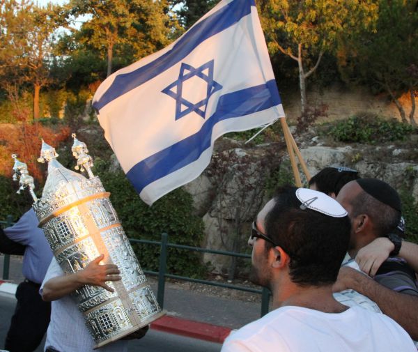 לראשונה בכנסת: כתיבת אותיות והכנסת ס"ת