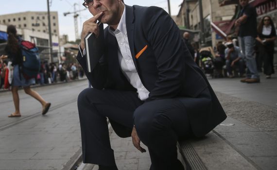 עצוב מאוד. אמנים ימנים אמרו לי שהם חוששים להזדהות