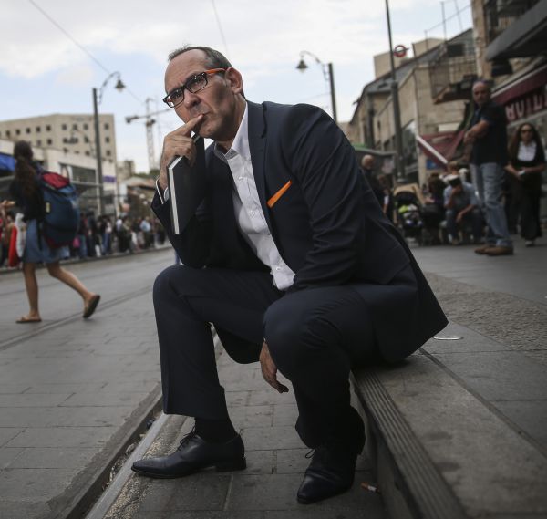 עצוב מאוד. אמנים ימנים אמרו לי שהם חוששים להזדהות