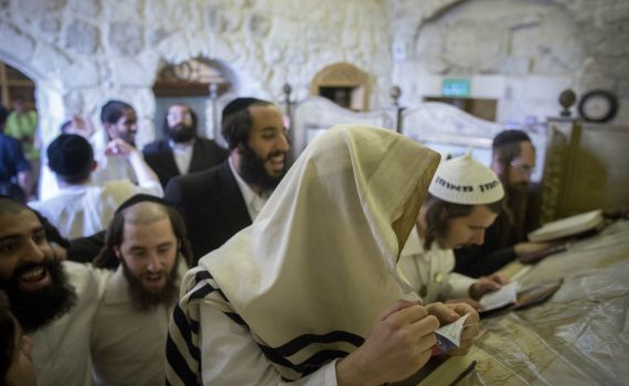 כתב הארץ יאיר אטינגר נעצר במהומה בקבר דוד