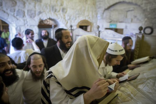 כתב הארץ יאיר אטינגר נעצר במהומה בקבר דוד