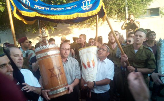 הצנחנים הכניסו ספר תורה לזכר 3 הנערים. צפו