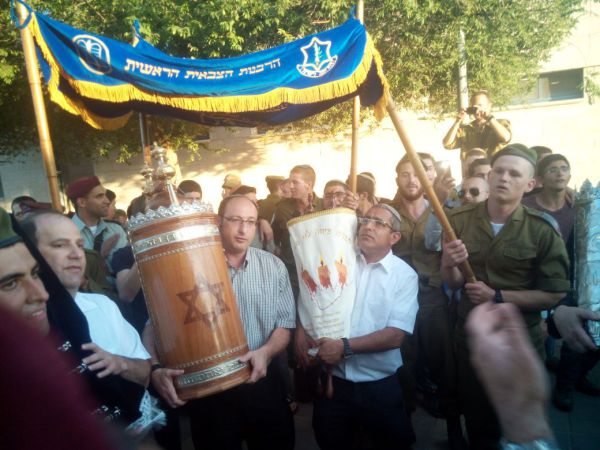 הצנחנים הכניסו ספר תורה לזכר 3 הנערים. צפו