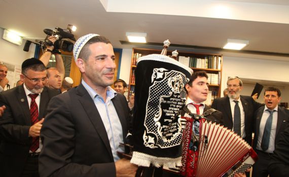 בכנסת הכניסו ספר תורה לזכר הלוחמים בגרמנים