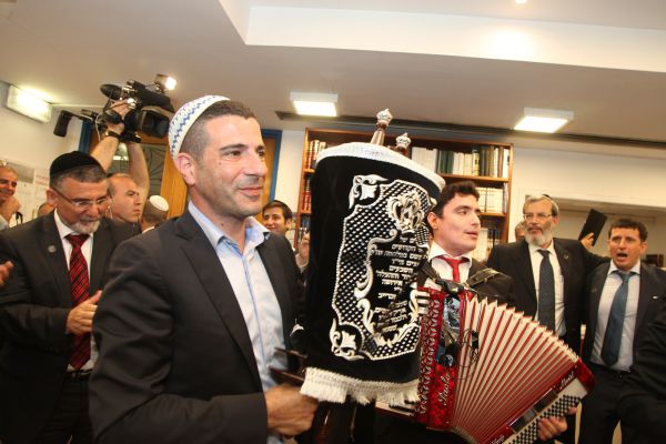 בכנסת הכניסו ספר תורה לזכר הלוחמים בגרמנים