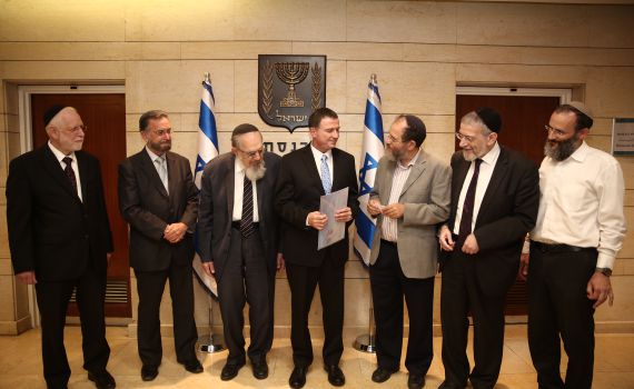 רבנים אוספים כסף לשיפוץ הכנסייה שהוצתה