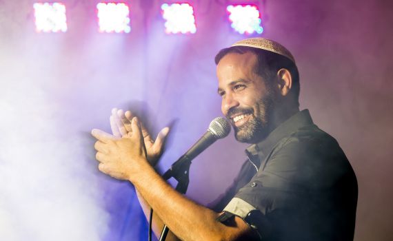 ישמח חתני: אודי דוידי בלהיט קיץ מקפיץ