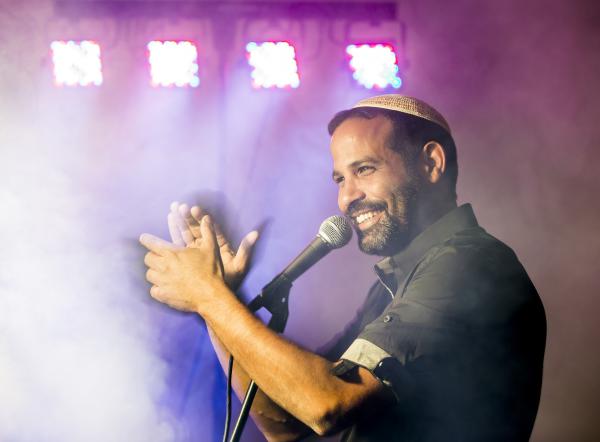 ישמח חתני: אודי דוידי בלהיט קיץ מקפיץ