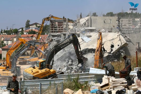 הטרקטורים הורסים את בתי דריינוף