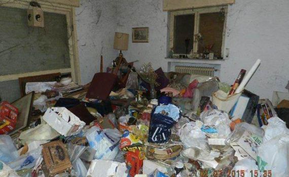 מזבלה: כך נראה בית של אספנית אשפה כפייתית