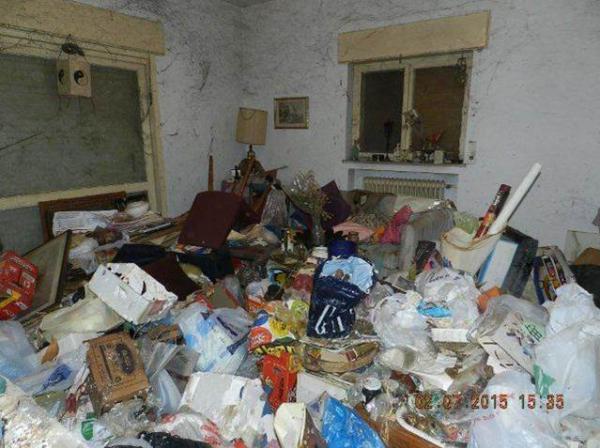 מזבלה: כך נראה בית של אספנית אשפה כפייתית