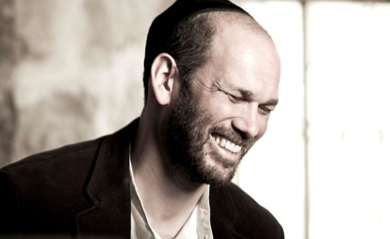 יונתן רזאל בשיר חדש בהופעה בדרום אפריקה