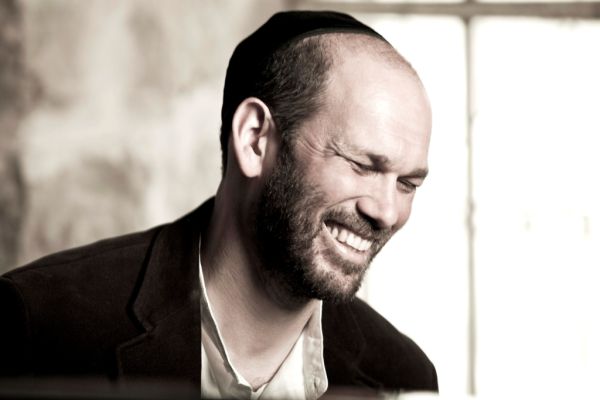 יונתן רזאל בשיר חדש בהופעה בדרום אפריקה