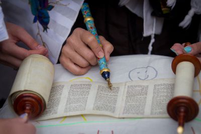 פסק חדש: אסור לתקן את הקורא בתורה שמא יפגע
