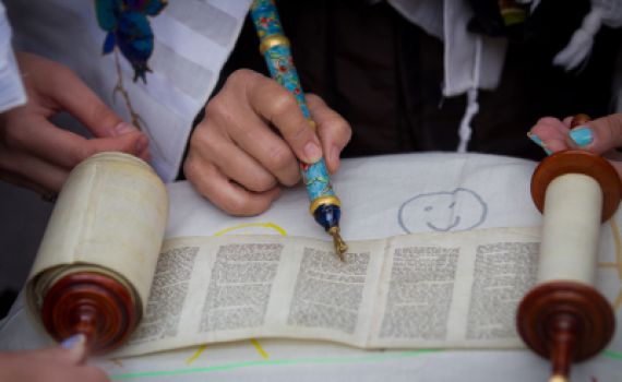 פסק חדש: אסור לתקן את הקורא בתורה שמא יפגע