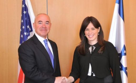 "אין היתר שאישה תלחץ יד לגבר; זה איסור חמור"