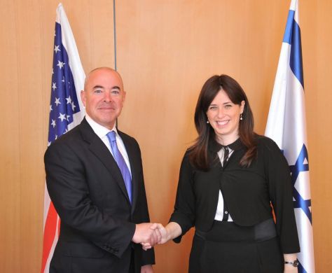 "אין היתר שאישה תלחץ יד לגבר; זה איסור חמור"