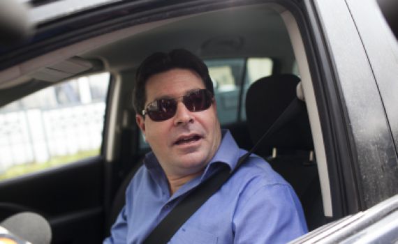 האזינו; אקוניס מחקה את הרצוג בשידור חי