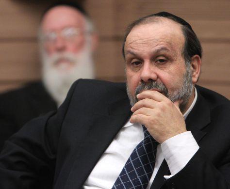 כ – 12 שעות אחרי השחתת בית הכנסת, שר הדתות נזכר לגנות