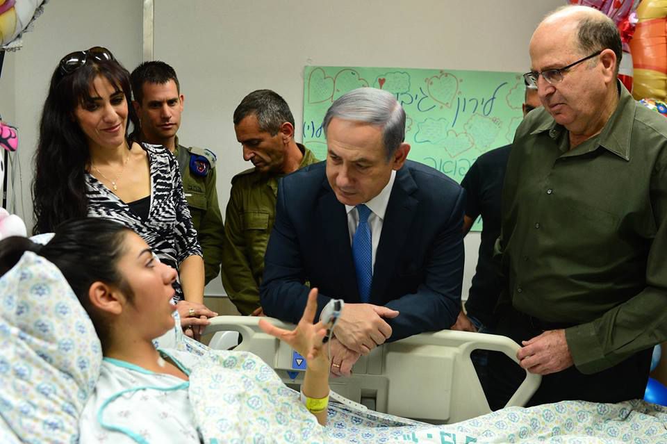 "המחבלת קפצה עליי ודקרה אותי בגרון"