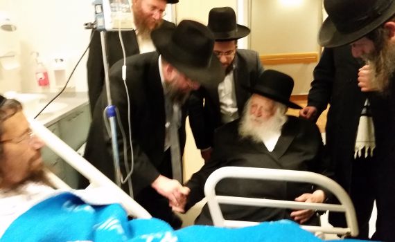 הרב קנייבסקי בביקור חולים למושתל כליה. צפו
