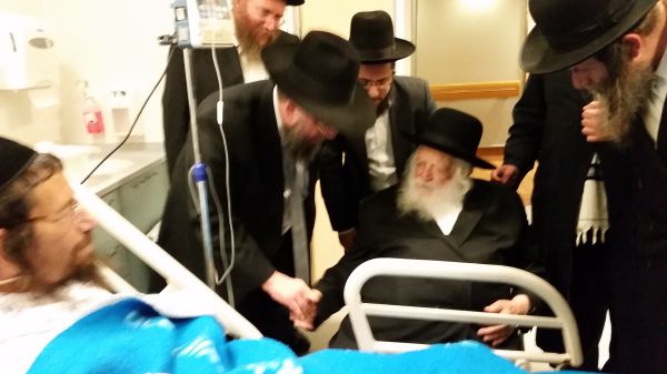 הרב קנייבסקי בביקור חולים למושתל כליה. צפו