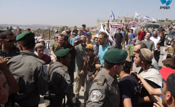 צעירים התעמתו עם השוטרים; בנט הוברח