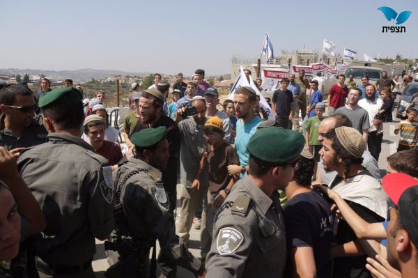 צעירים התעמתו עם השוטרים; בנט הוברח