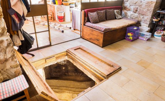 מדהים: מקווה בן 2000 שנה מתחת לסלון