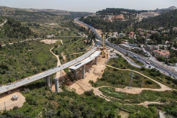 בקרוב הקלה: הושלמה בניית גשר מוצא בכביש 1
