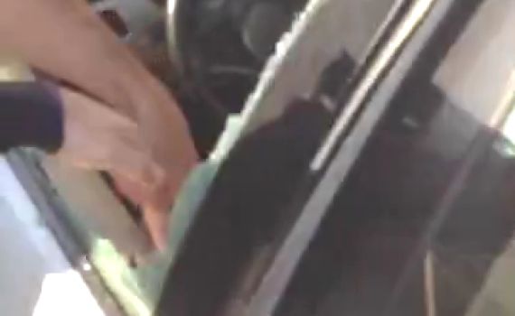 צפו: השוטרים חילצו את הפעוט מהרכב הנעול