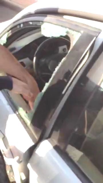 צפו: השוטרים חילצו את הפעוט מהרכב הנעול