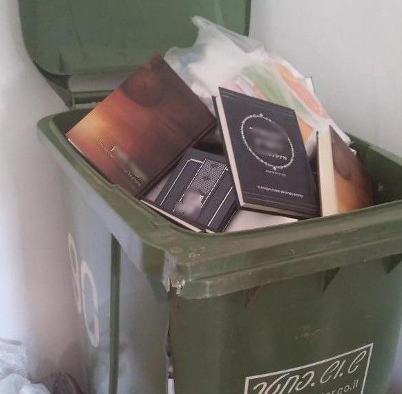 תלמידיו של הרב מהצפון השליכו את ספריו לפח