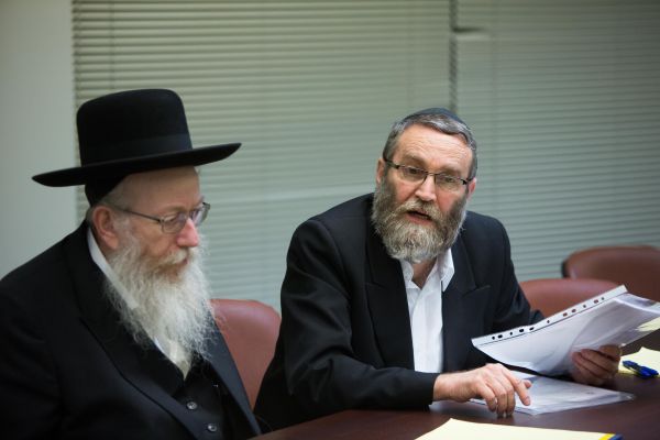 החרדים רבים על ג'ובים: החוק הנורבגי מתעכב