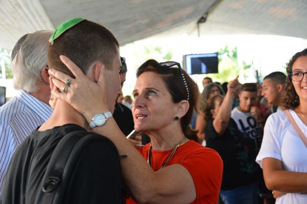 בשירה ובריקודים: חיילי ההסדר הגיעו לבקו"ם