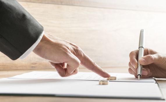 הבעל נלכד בהלוויה ונתן את הגט אחרי 10 שנים