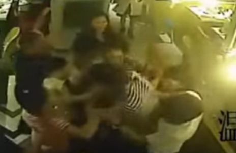 זוועה: מלצר זועם שופך מים רותחים על לקוחה