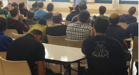 'הארץ': אורי אריאל לחץ להקים מכינה ללא היתרים