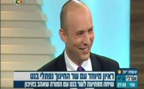 צפו; המורה של בנט מפתיע אותו בשידור חי