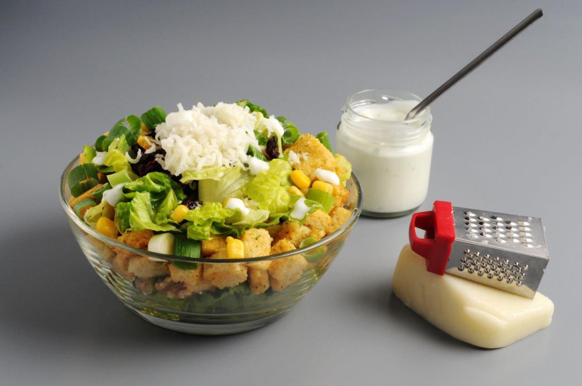 מתכון קייצי מרענן: מיקס סלט ירוק וקרוטונים