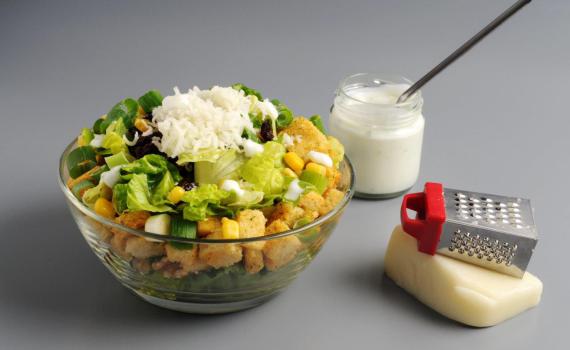 מתכון קייצי מרענן: מיקס סלט ירוק וקרוטונים