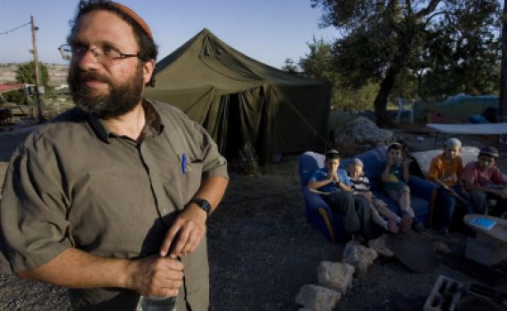 פדרמן הואשם בתקיפת פורעים שיידו עליו אבנים