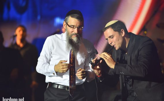 אברהם פריד זועם: גנבו לי שיר והפיצו בווטסאפ