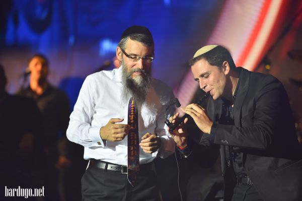 אברהם פריד זועם: גנבו לי שיר והפיצו בווטסאפ