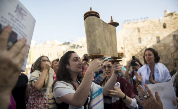 מלחמת גרסאות: איך הגיע ספר התורה לכותל?