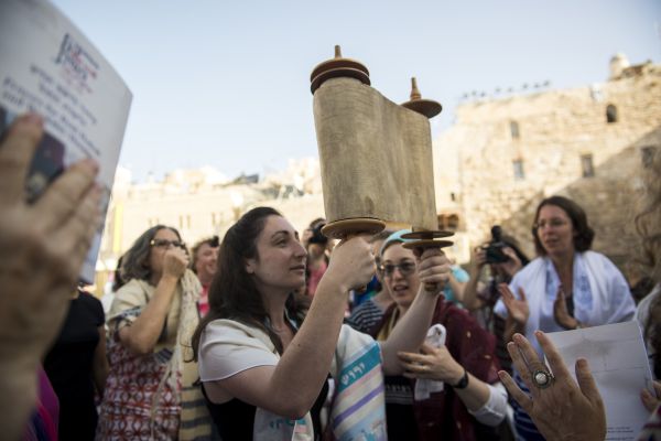 מלחמת גרסאות: איך הגיע ספר התורה לכותל?