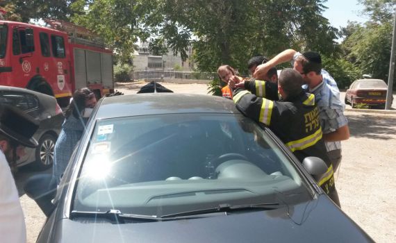 ירושלים: פעוט ננעל ברכב וחולץ לאחר רבע שעה