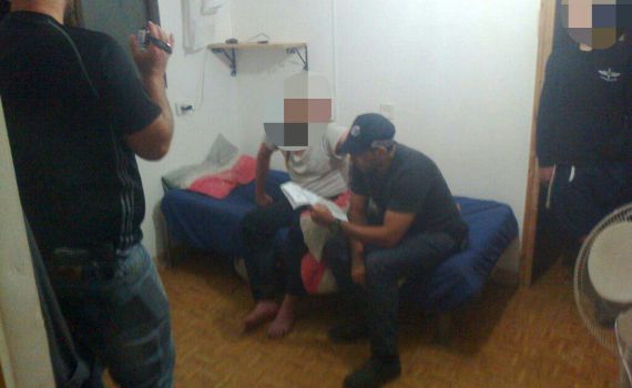 "מחלקים צווים מנהליים כמו לחמניות טריות"