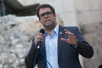 "לא תקפתי; זו הייתה רק דחיפה קלה עם המרפק"